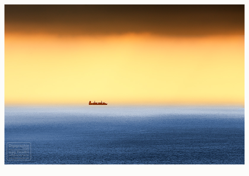 Fineart-Poster und Digigraphie: Naturfotografie: ein Containerschiff auf dem Meer am fernen Horizont, ganz klein, beinahe wie schwebend. Oben am Himmel eine dunkelrote Wolkenfront die bis zum Horizont zuerst moralisch und dann gelb in helles Licht übergeht.