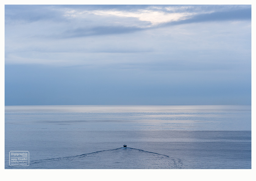 FineArt-Poster und Digigraphie (4): blaues Licht auf dem Meer. Ein Schiff fährt auf dem Wasser dem Horizont entgegen und die Wellen des wegfahrenden Schiffes bilden ein Dreieck, das mit einem Dreieck gebildet aus Licht und Wolken, am Himmel korrespondiert.