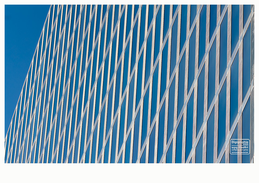 FineArt-Druck und Digigraphie (8): Architekturfotografie München: Die Fenster eines Münchner Hochhauses nur als senkrechte und diagonale Linien. An den Fenstern spiegelt sich das Blau des Himmels.