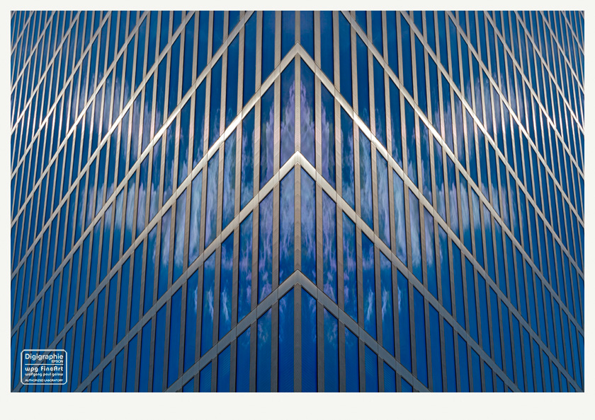 FineArt-Poster und Digigraphie (10): in den Fenstern eines Münchner Hochhauses spiegeln sich der blaue Himmel und Wolken. Die Wollen ergeben das Bild wie von einem Geist. Das Bild ist vollkommen in blauen Tönen monochrom gehalten.
