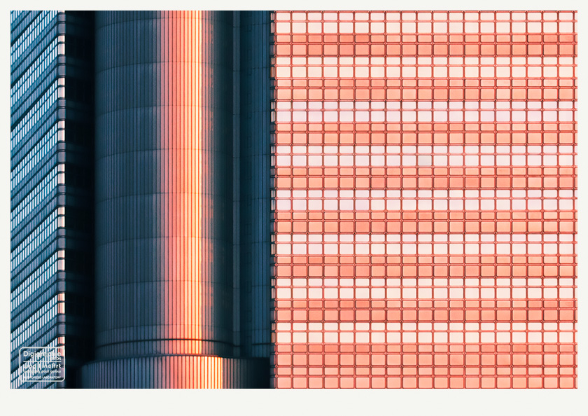 Architekturfotografie München (11): das weltbekannte Gebäude der Hypobank in München im Ausschnitt: eine Seite liegt im Streiflicht der untergehenden Sonne und reflektiert das rote Licht, die andere Seite liegt im Schatten in blauen Farbtönen.
